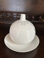 Rosenthal Lotus Blätterreigen grau:  Sauciere mit Deckel und Löffelausschnitt