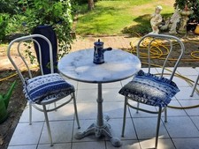 Bistro Set Bistro Garnitur Marmortisch mit Gusseisernem Fuß und 2  Metall-Stühle