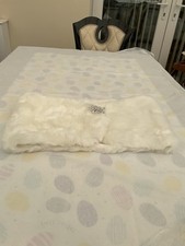 Mädchen Fell Achselzucken