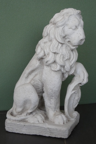 Sitzender löwe mit - sitzender, schild