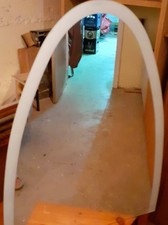 Schrank mit Glastüren dazu passendes Regal von Ikea, Badspiegel und Waschbecken.