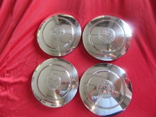 Alfa Romeo Typ 105 1. Serie Satz Radkappen geprägtes Emblem NEU