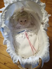 Puppenwagen Stubenwagen Holz Korbgeflecht mit Puppe Künstlerpuppe Ashton-Drak