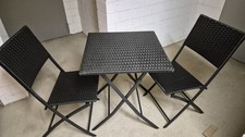 Gartenmöbel-Set, bestehend aus einem Tisch und zwei Stühlen.