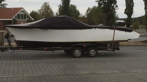Motorboot mit trailer - mit,