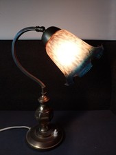 Schöne alte Tischlampe mit dekorativem Glasschirm.