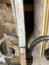 Drei Schmiedeeiserne Fenstergitter