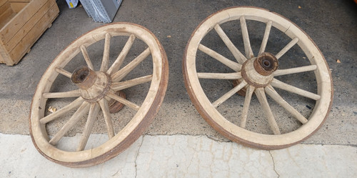 Alte wagenräder von einem - von,