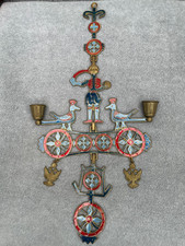 Byzantinisches Kreuz aus Bronze zum Aufhängen mit zwei Kerzenhaltern