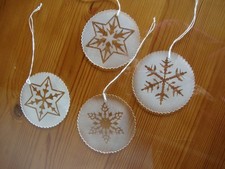 4er Set Glasanhänger Kugel Weihnachtskugel weiß matt mit Stern + Flocke