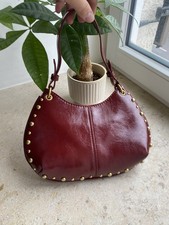 Rote Handtaschemit Nieten