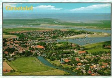 AK  Greetsiel, Erholungsort "Luftbild, Brücke, Kirche, Panorama" ungelaufen.