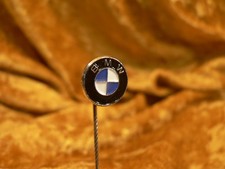 BMW, BAYERISCHE MOTORENWERKE, Weis blau gelackte ANSTECKNADEL, KRUMMACHER, 4 cm