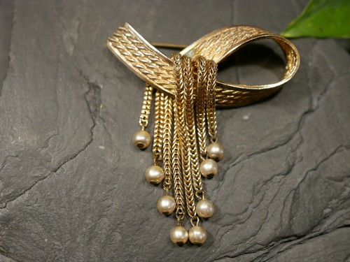 Elegante goldfarbene brosche - elegante,