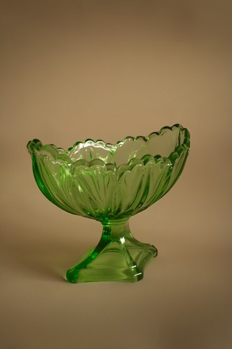 Vintage glasschale auf fuß - glasschale,