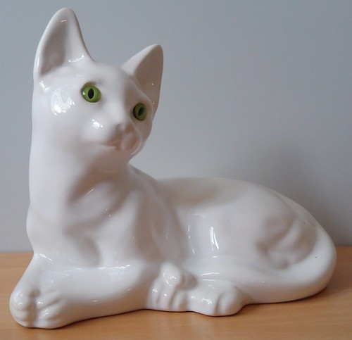 Keramik katze liegend - keramik, weiß