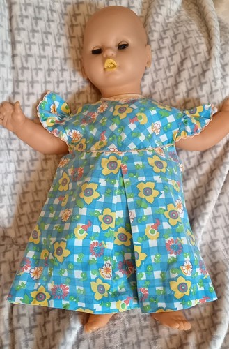 Puppenkleid mit bunten - , blumen