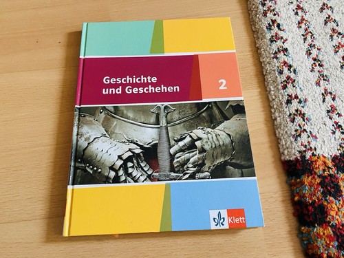 Geschichte und geschehen - und,
