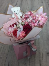 Schokoladenstrauß S&C Lindt rosa/rot Seidenblumen Baby Mädchen - Geschenkkorb 