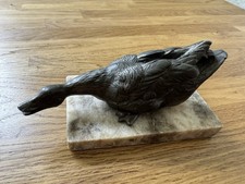Ente Skulptur auf Marmorsockel