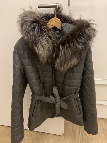 Graue lederjacke mit - graue,