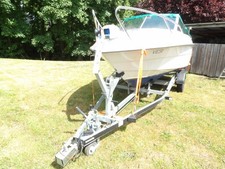 Sportboot mit Trailer