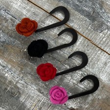 SETENGA Schmucknadel mit Filzblüte in 4 Farben Ponchonadel Ziernadel Verschluss