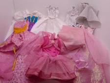 6 Barbie Ballkleider und Accesoires (12)
