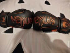 Box-Set mit Original Venum 12oz Boxhandschuhen und Strapazierfähigem Boxsack