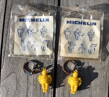 2 alte MICHELIN BIBENDUM Schlüsselanhänger, original Puzzle gelb / Werbefiguren