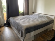 Holzbett mit zwei Schubladen, zwei Nachttischen und zwei Matratzen zu verkaufen