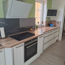 Einbauküche Nobilia mit Elektrogeräten Front: Weiss Hochglanz Arbeitsplatte Pine