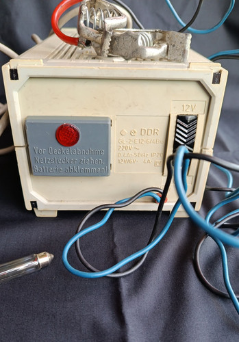 Batterieladegerät aus