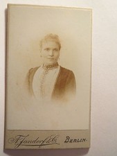 Berlin - Frau im Kleid -