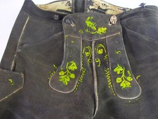 alte getragene kurze LEDERHOSE - grüne Stickereien, Umfang ca. 100cm