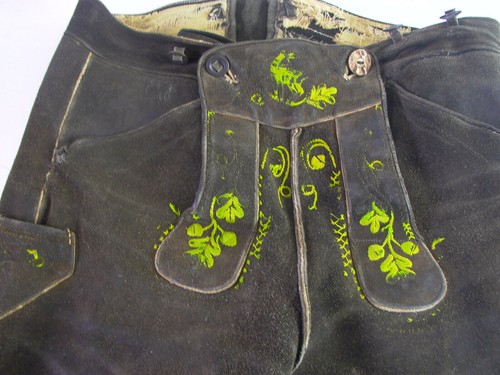 Alte getragene kurze lederhose - alte,