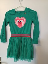 Grünes Kleid mit Schwan-Motiv