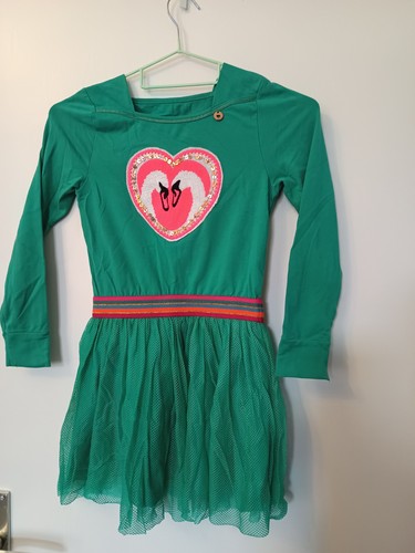 Grünes kleid mit schwan - mit, schwan-motiv