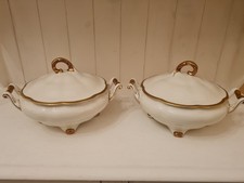 Zwei Suppenterrinen aus der