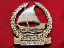 VERALTETES NICHT MEHR EXISTIERENDES DUBAI POLIZEI MÜTZENABZEICHEN - HERSTELLERMARKE FIRMIN LONDON