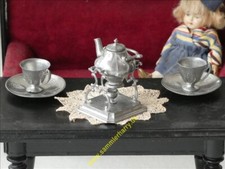 Teekanne im Rechaud-Ständer