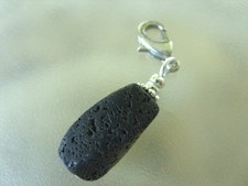 Schwarze Lava Ketten Anhänger Taschenanhänger gedrehte Form mit Karabiner Haken