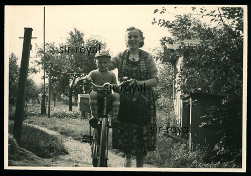 Mama schiebt junge auf fahrrad - mama,