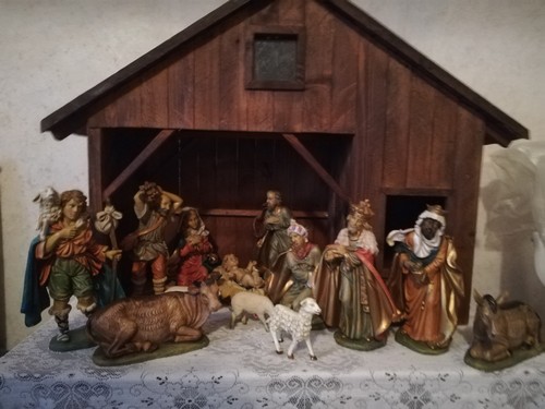 Weihnachtskrippe mit figuren - mit,
