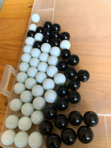 Schwarz weiße spielkugeln - schwarz/weiße,