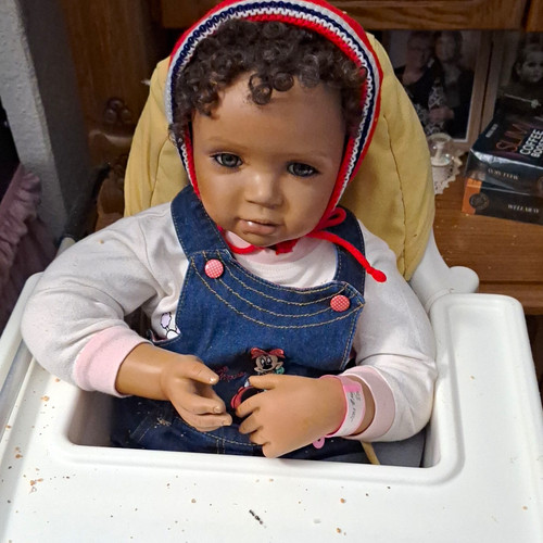 Babypuppe dunkelhäutig braune