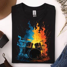 Schlagzeug T-Shirt Unisex – Drummer Rock Band Shirt mit Flammen – Geschenk Musik