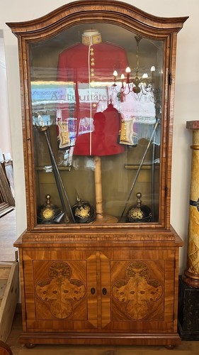 Vitrinenschrank