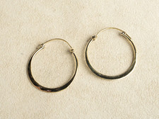 Asymmetrische Creolen Messing