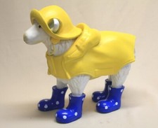 Gartenfigur Lamm ca. 50cm Schaf Regenmantel + Hut + Gummistiefel blau 3362